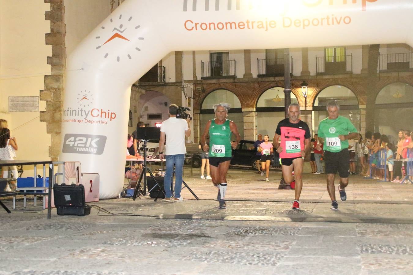 La Plaza de España de Jerez de los Caballeros acogió, ayer, la V Carrera Popular Nocturna 'Recorriendo el Medievo', organizada por el Ayuntamiento del municipio con la colaboración del Plan de Dinamización Deportiva de la Mancomunidad Sierra Suroeste. Las principales calles del municipio volvieron a convertirse en el mejor escenario para el desarrollo de esta prueba deportiva que, año tras año, se consolida como una de las citas más destacadas del calendario estival jerezano y en la que la solidaridad, también, está muy presente. Así, se lograron recaudar 153 kilos y 22 euros que irán destinados al almacén de alimentos que gestiona la Asamblea local de Cruz Roja en el municipio.En esta edición, han participado unos 200 corredores de la localidad y alrededores, siendo Manuel Gómez Lucas y Tina María Ramos, vencedores de la clasificación general.