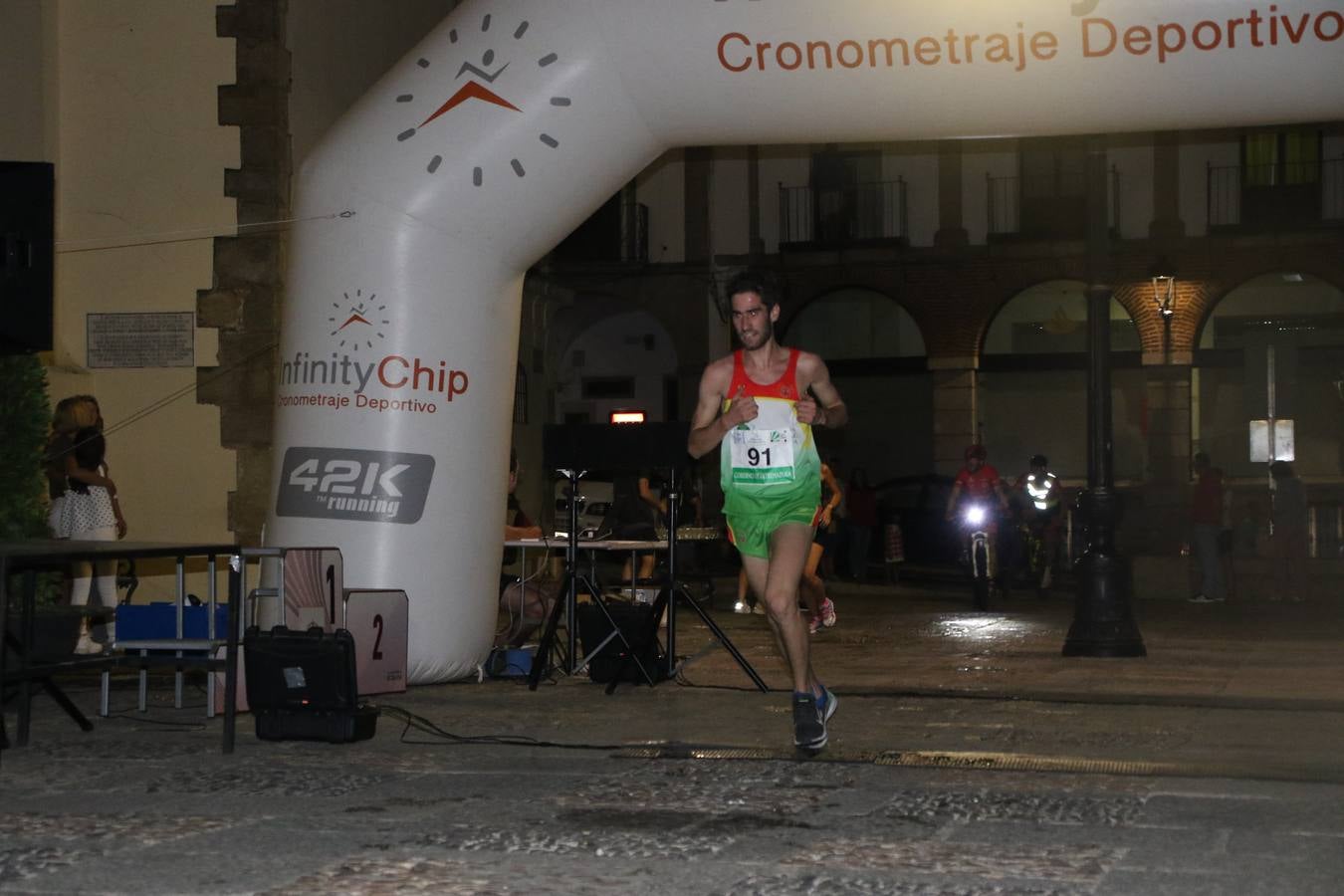 La Plaza de España de Jerez de los Caballeros acogió, ayer, la V Carrera Popular Nocturna 'Recorriendo el Medievo', organizada por el Ayuntamiento del municipio con la colaboración del Plan de Dinamización Deportiva de la Mancomunidad Sierra Suroeste. Las principales calles del municipio volvieron a convertirse en el mejor escenario para el desarrollo de esta prueba deportiva que, año tras año, se consolida como una de las citas más destacadas del calendario estival jerezano y en la que la solidaridad, también, está muy presente. Así, se lograron recaudar 153 kilos y 22 euros que irán destinados al almacén de alimentos que gestiona la Asamblea local de Cruz Roja en el municipio.En esta edición, han participado unos 200 corredores de la localidad y alrededores, siendo Manuel Gómez Lucas y Tina María Ramos, vencedores de la clasificación general.