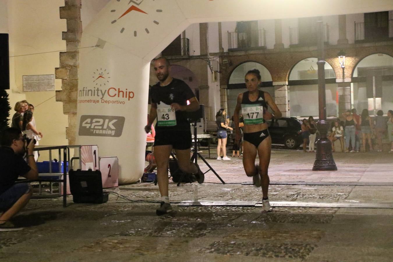 La Plaza de España de Jerez de los Caballeros acogió, ayer, la V Carrera Popular Nocturna 'Recorriendo el Medievo', organizada por el Ayuntamiento del municipio con la colaboración del Plan de Dinamización Deportiva de la Mancomunidad Sierra Suroeste. Las principales calles del municipio volvieron a convertirse en el mejor escenario para el desarrollo de esta prueba deportiva que, año tras año, se consolida como una de las citas más destacadas del calendario estival jerezano y en la que la solidaridad, también, está muy presente. Así, se lograron recaudar 153 kilos y 22 euros que irán destinados al almacén de alimentos que gestiona la Asamblea local de Cruz Roja en el municipio.En esta edición, han participado unos 200 corredores de la localidad y alrededores, siendo Manuel Gómez Lucas y Tina María Ramos, vencedores de la clasificación general.