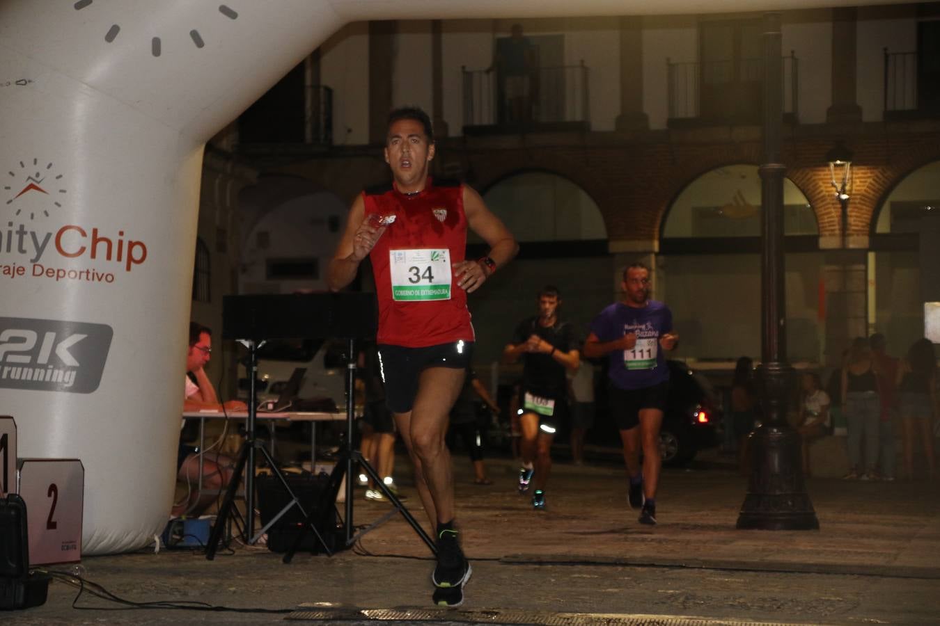 La Plaza de España de Jerez de los Caballeros acogió, ayer, la V Carrera Popular Nocturna 'Recorriendo el Medievo', organizada por el Ayuntamiento del municipio con la colaboración del Plan de Dinamización Deportiva de la Mancomunidad Sierra Suroeste. Las principales calles del municipio volvieron a convertirse en el mejor escenario para el desarrollo de esta prueba deportiva que, año tras año, se consolida como una de las citas más destacadas del calendario estival jerezano y en la que la solidaridad, también, está muy presente. Así, se lograron recaudar 153 kilos y 22 euros que irán destinados al almacén de alimentos que gestiona la Asamblea local de Cruz Roja en el municipio.En esta edición, han participado unos 200 corredores de la localidad y alrededores, siendo Manuel Gómez Lucas y Tina María Ramos, vencedores de la clasificación general.