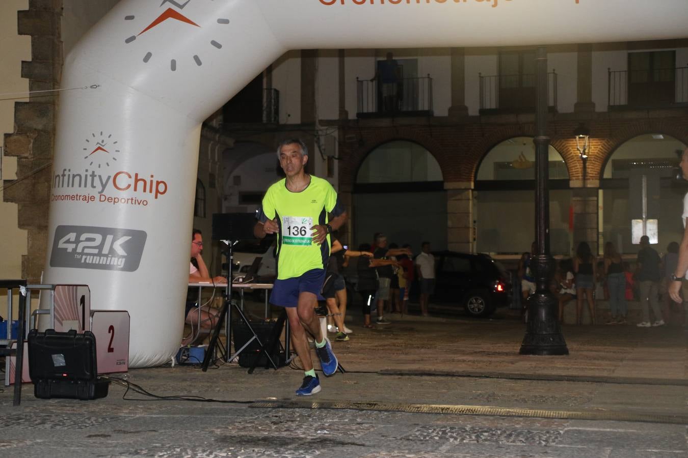 La Plaza de España de Jerez de los Caballeros acogió, ayer, la V Carrera Popular Nocturna 'Recorriendo el Medievo', organizada por el Ayuntamiento del municipio con la colaboración del Plan de Dinamización Deportiva de la Mancomunidad Sierra Suroeste. Las principales calles del municipio volvieron a convertirse en el mejor escenario para el desarrollo de esta prueba deportiva que, año tras año, se consolida como una de las citas más destacadas del calendario estival jerezano y en la que la solidaridad, también, está muy presente. Así, se lograron recaudar 153 kilos y 22 euros que irán destinados al almacén de alimentos que gestiona la Asamblea local de Cruz Roja en el municipio.En esta edición, han participado unos 200 corredores de la localidad y alrededores, siendo Manuel Gómez Lucas y Tina María Ramos, vencedores de la clasificación general.