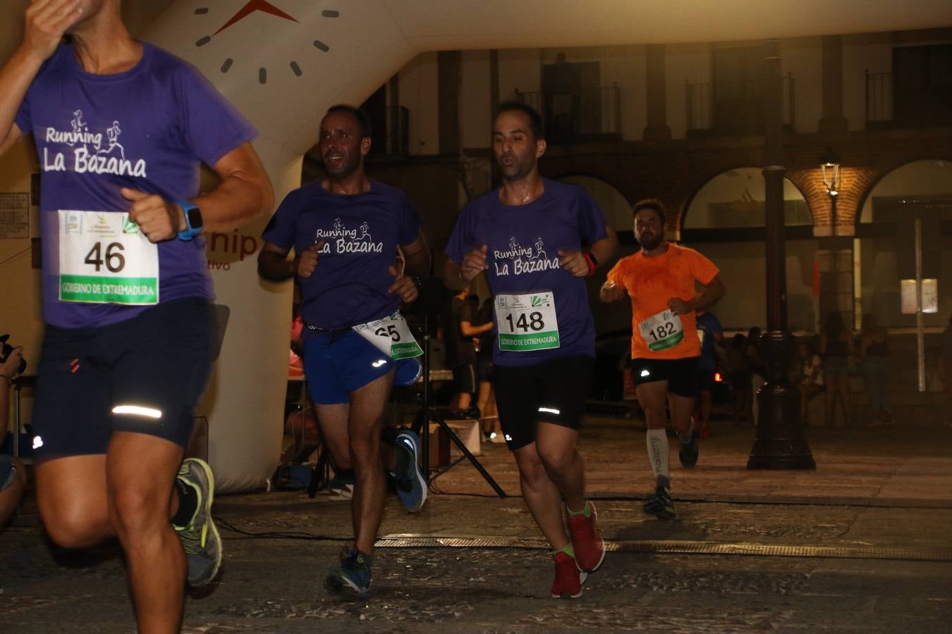 La Plaza de España de Jerez de los Caballeros acogió, ayer, la V Carrera Popular Nocturna 'Recorriendo el Medievo', organizada por el Ayuntamiento del municipio con la colaboración del Plan de Dinamización Deportiva de la Mancomunidad Sierra Suroeste. Las principales calles del municipio volvieron a convertirse en el mejor escenario para el desarrollo de esta prueba deportiva que, año tras año, se consolida como una de las citas más destacadas del calendario estival jerezano y en la que la solidaridad, también, está muy presente. Así, se lograron recaudar 153 kilos y 22 euros que irán destinados al almacén de alimentos que gestiona la Asamblea local de Cruz Roja en el municipio.En esta edición, han participado unos 200 corredores de la localidad y alrededores, siendo Manuel Gómez Lucas y Tina María Ramos, vencedores de la clasificación general.