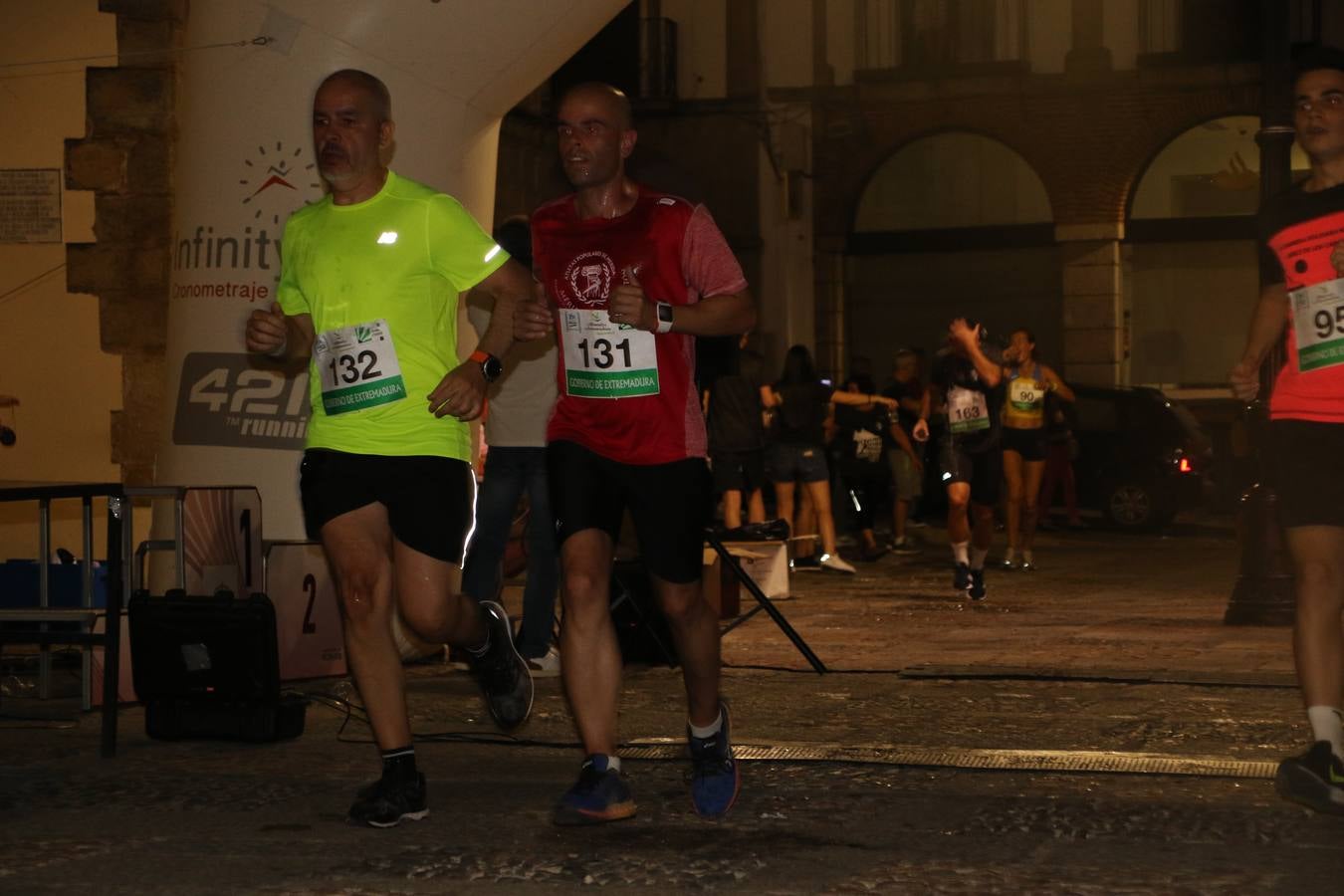La Plaza de España de Jerez de los Caballeros acogió, ayer, la V Carrera Popular Nocturna 'Recorriendo el Medievo', organizada por el Ayuntamiento del municipio con la colaboración del Plan de Dinamización Deportiva de la Mancomunidad Sierra Suroeste. Las principales calles del municipio volvieron a convertirse en el mejor escenario para el desarrollo de esta prueba deportiva que, año tras año, se consolida como una de las citas más destacadas del calendario estival jerezano y en la que la solidaridad, también, está muy presente. Así, se lograron recaudar 153 kilos y 22 euros que irán destinados al almacén de alimentos que gestiona la Asamblea local de Cruz Roja en el municipio.En esta edición, han participado unos 200 corredores de la localidad y alrededores, siendo Manuel Gómez Lucas y Tina María Ramos, vencedores de la clasificación general.
