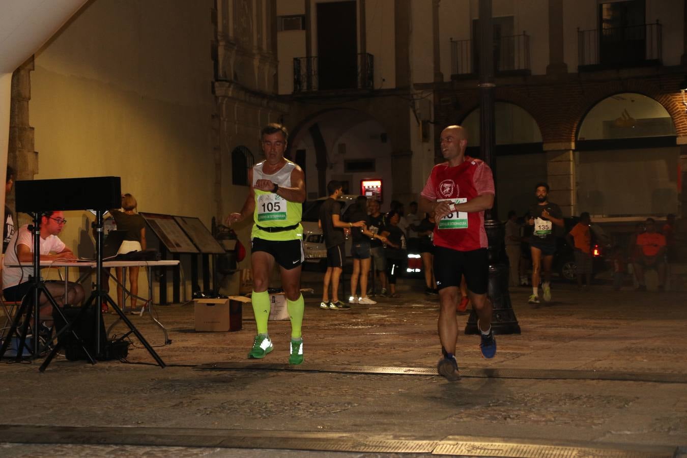 La Plaza de España de Jerez de los Caballeros acogió, ayer, la V Carrera Popular Nocturna 'Recorriendo el Medievo', organizada por el Ayuntamiento del municipio con la colaboración del Plan de Dinamización Deportiva de la Mancomunidad Sierra Suroeste. Las principales calles del municipio volvieron a convertirse en el mejor escenario para el desarrollo de esta prueba deportiva que, año tras año, se consolida como una de las citas más destacadas del calendario estival jerezano y en la que la solidaridad, también, está muy presente. Así, se lograron recaudar 153 kilos y 22 euros que irán destinados al almacén de alimentos que gestiona la Asamblea local de Cruz Roja en el municipio.En esta edición, han participado unos 200 corredores de la localidad y alrededores, siendo Manuel Gómez Lucas y Tina María Ramos, vencedores de la clasificación general.