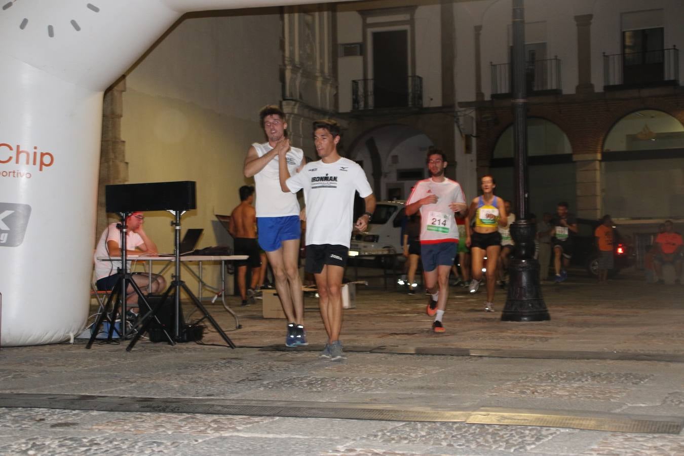La Plaza de España de Jerez de los Caballeros acogió, ayer, la V Carrera Popular Nocturna 'Recorriendo el Medievo', organizada por el Ayuntamiento del municipio con la colaboración del Plan de Dinamización Deportiva de la Mancomunidad Sierra Suroeste. Las principales calles del municipio volvieron a convertirse en el mejor escenario para el desarrollo de esta prueba deportiva que, año tras año, se consolida como una de las citas más destacadas del calendario estival jerezano y en la que la solidaridad, también, está muy presente. Así, se lograron recaudar 153 kilos y 22 euros que irán destinados al almacén de alimentos que gestiona la Asamblea local de Cruz Roja en el municipio.En esta edición, han participado unos 200 corredores de la localidad y alrededores, siendo Manuel Gómez Lucas y Tina María Ramos, vencedores de la clasificación general.