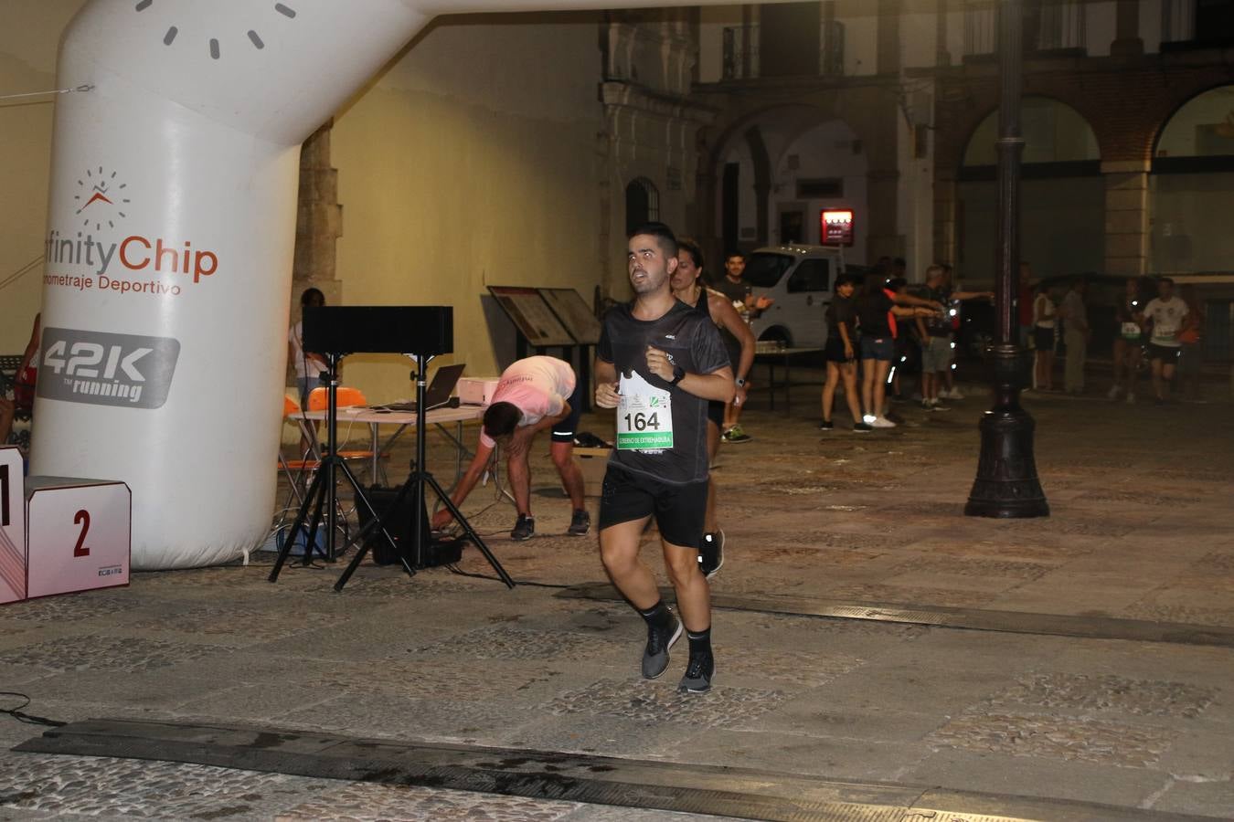 La Plaza de España de Jerez de los Caballeros acogió, ayer, la V Carrera Popular Nocturna 'Recorriendo el Medievo', organizada por el Ayuntamiento del municipio con la colaboración del Plan de Dinamización Deportiva de la Mancomunidad Sierra Suroeste. Las principales calles del municipio volvieron a convertirse en el mejor escenario para el desarrollo de esta prueba deportiva que, año tras año, se consolida como una de las citas más destacadas del calendario estival jerezano y en la que la solidaridad, también, está muy presente. Así, se lograron recaudar 153 kilos y 22 euros que irán destinados al almacén de alimentos que gestiona la Asamblea local de Cruz Roja en el municipio.En esta edición, han participado unos 200 corredores de la localidad y alrededores, siendo Manuel Gómez Lucas y Tina María Ramos, vencedores de la clasificación general.