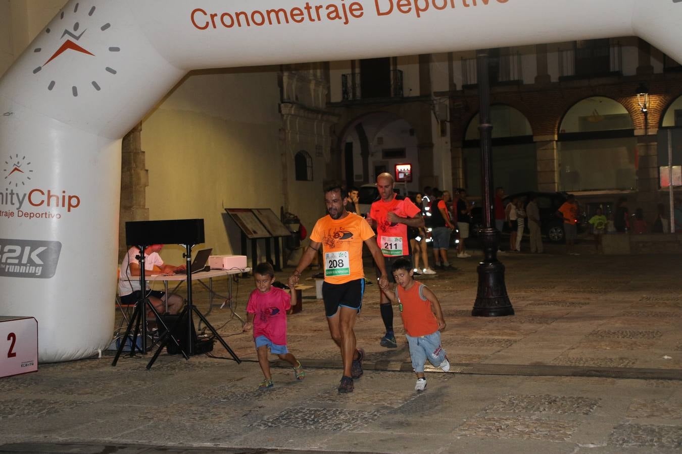 La Plaza de España de Jerez de los Caballeros acogió, ayer, la V Carrera Popular Nocturna 'Recorriendo el Medievo', organizada por el Ayuntamiento del municipio con la colaboración del Plan de Dinamización Deportiva de la Mancomunidad Sierra Suroeste. Las principales calles del municipio volvieron a convertirse en el mejor escenario para el desarrollo de esta prueba deportiva que, año tras año, se consolida como una de las citas más destacadas del calendario estival jerezano y en la que la solidaridad, también, está muy presente. Así, se lograron recaudar 153 kilos y 22 euros que irán destinados al almacén de alimentos que gestiona la Asamblea local de Cruz Roja en el municipio.En esta edición, han participado unos 200 corredores de la localidad y alrededores, siendo Manuel Gómez Lucas y Tina María Ramos, vencedores de la clasificación general.