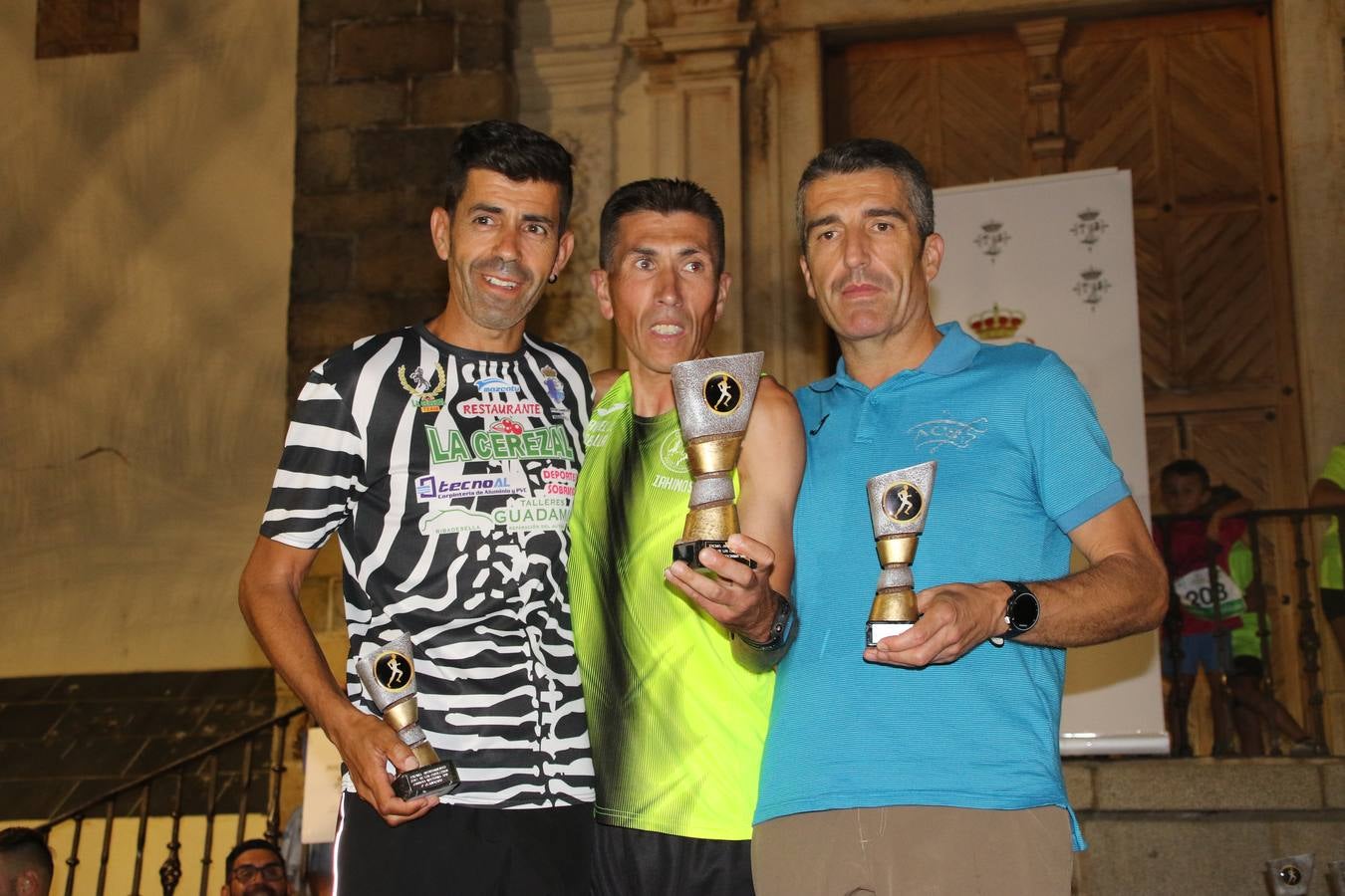 La Plaza de España de Jerez de los Caballeros acogió, ayer, la V Carrera Popular Nocturna 'Recorriendo el Medievo', organizada por el Ayuntamiento del municipio con la colaboración del Plan de Dinamización Deportiva de la Mancomunidad Sierra Suroeste. Las principales calles del municipio volvieron a convertirse en el mejor escenario para el desarrollo de esta prueba deportiva que, año tras año, se consolida como una de las citas más destacadas del calendario estival jerezano y en la que la solidaridad, también, está muy presente. Así, se lograron recaudar 153 kilos y 22 euros que irán destinados al almacén de alimentos que gestiona la Asamblea local de Cruz Roja en el municipio.En esta edición, han participado unos 200 corredores de la localidad y alrededores, siendo Manuel Gómez Lucas y Tina María Ramos, vencedores de la clasificación general.