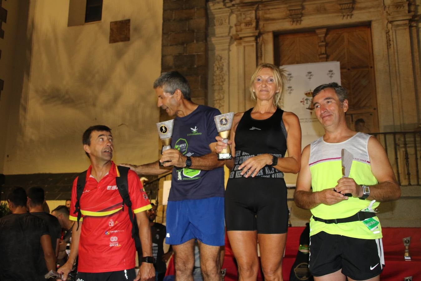 La Plaza de España de Jerez de los Caballeros acogió, ayer, la V Carrera Popular Nocturna 'Recorriendo el Medievo', organizada por el Ayuntamiento del municipio con la colaboración del Plan de Dinamización Deportiva de la Mancomunidad Sierra Suroeste. Las principales calles del municipio volvieron a convertirse en el mejor escenario para el desarrollo de esta prueba deportiva que, año tras año, se consolida como una de las citas más destacadas del calendario estival jerezano y en la que la solidaridad, también, está muy presente. Así, se lograron recaudar 153 kilos y 22 euros que irán destinados al almacén de alimentos que gestiona la Asamblea local de Cruz Roja en el municipio.En esta edición, han participado unos 200 corredores de la localidad y alrededores, siendo Manuel Gómez Lucas y Tina María Ramos, vencedores de la clasificación general.
