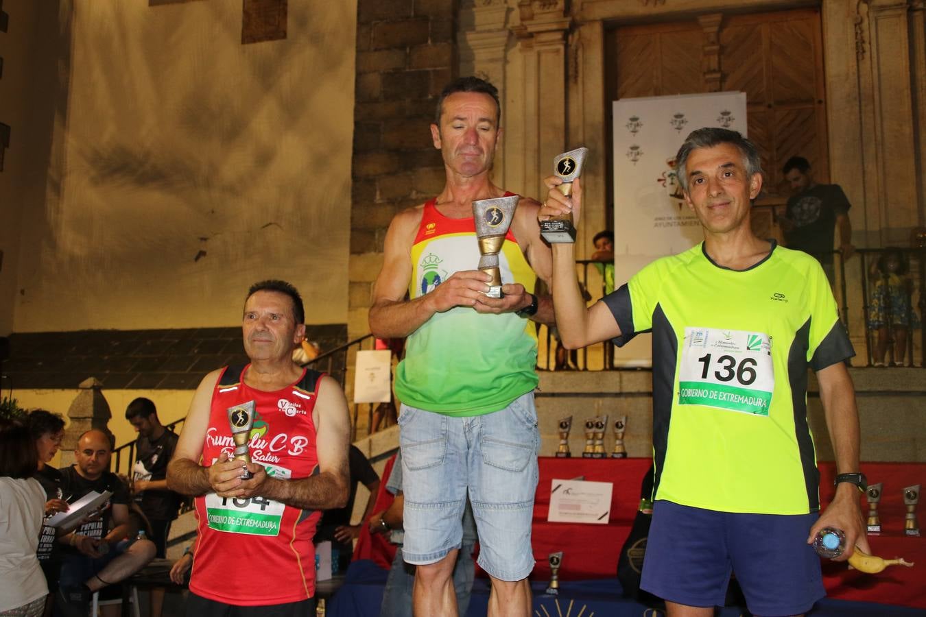 La Plaza de España de Jerez de los Caballeros acogió, ayer, la V Carrera Popular Nocturna 'Recorriendo el Medievo', organizada por el Ayuntamiento del municipio con la colaboración del Plan de Dinamización Deportiva de la Mancomunidad Sierra Suroeste. Las principales calles del municipio volvieron a convertirse en el mejor escenario para el desarrollo de esta prueba deportiva que, año tras año, se consolida como una de las citas más destacadas del calendario estival jerezano y en la que la solidaridad, también, está muy presente. Así, se lograron recaudar 153 kilos y 22 euros que irán destinados al almacén de alimentos que gestiona la Asamblea local de Cruz Roja en el municipio.En esta edición, han participado unos 200 corredores de la localidad y alrededores, siendo Manuel Gómez Lucas y Tina María Ramos, vencedores de la clasificación general.