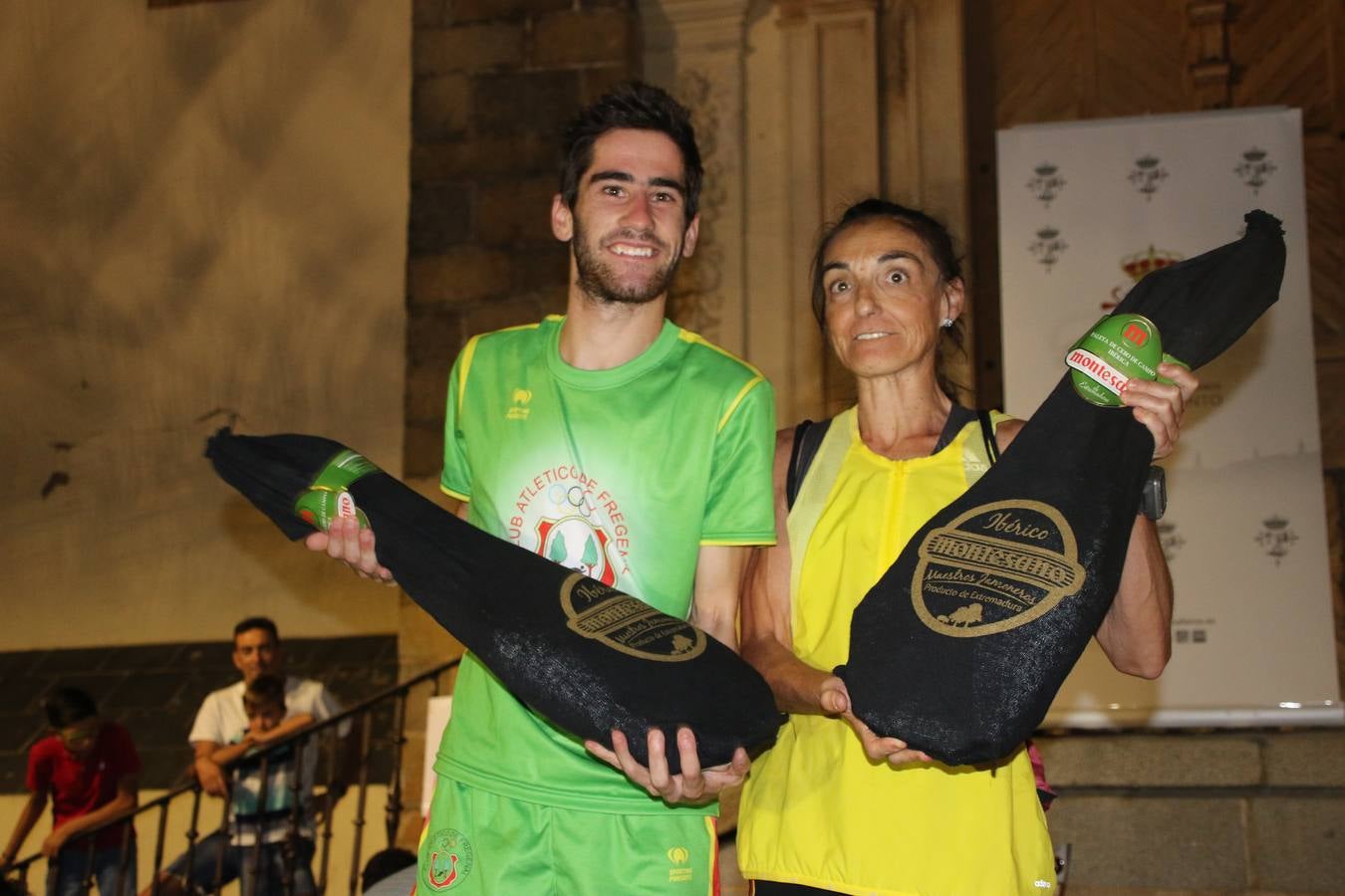 La Plaza de España de Jerez de los Caballeros acogió, ayer, la V Carrera Popular Nocturna 'Recorriendo el Medievo', organizada por el Ayuntamiento del municipio con la colaboración del Plan de Dinamización Deportiva de la Mancomunidad Sierra Suroeste. Las principales calles del municipio volvieron a convertirse en el mejor escenario para el desarrollo de esta prueba deportiva que, año tras año, se consolida como una de las citas más destacadas del calendario estival jerezano y en la que la solidaridad, también, está muy presente. Así, se lograron recaudar 153 kilos y 22 euros que irán destinados al almacén de alimentos que gestiona la Asamblea local de Cruz Roja en el municipio.En esta edición, han participado unos 200 corredores de la localidad y alrededores, siendo Manuel Gómez Lucas y Tina María Ramos, vencedores de la clasificación general.