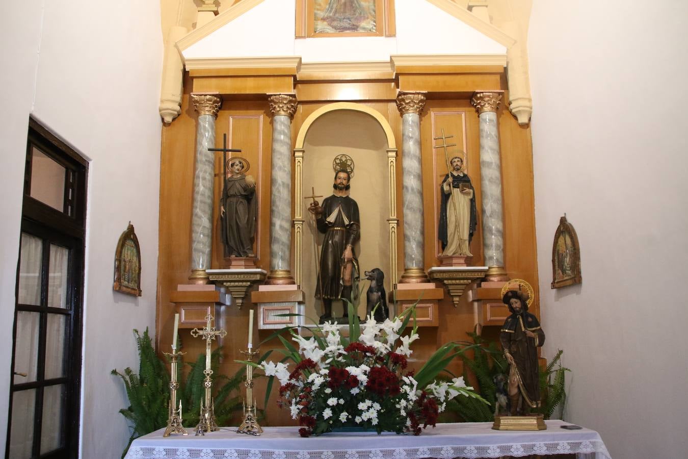 El popular barrio de 'San Roque' ha acogido, esta mañana, la primera jornada de su tradicional «velá». La cita ha comenzado con el despertar del barrio con repiques de campana y ha continuado con la tradicional ceremonia de la bendición de animales, los juegos infantiles, una gran tómbola y la fiesta de la espuma. 