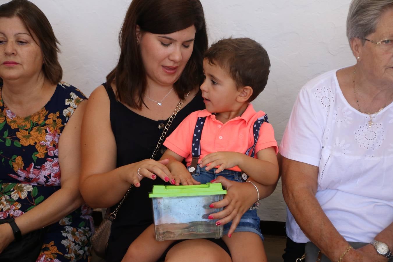 El popular barrio de 'San Roque' ha acogido, esta mañana, la primera jornada de su tradicional «velá». La cita ha comenzado con el despertar del barrio con repiques de campana y ha continuado con la tradicional ceremonia de la bendición de animales, los juegos infantiles, una gran tómbola y la fiesta de la espuma. 