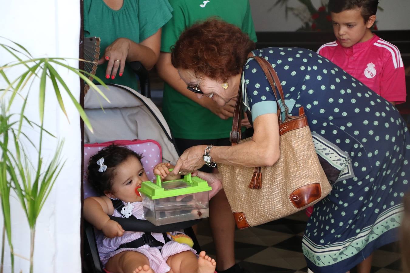El popular barrio de 'San Roque' ha acogido, esta mañana, la primera jornada de su tradicional «velá». La cita ha comenzado con el despertar del barrio con repiques de campana y ha continuado con la tradicional ceremonia de la bendición de animales, los juegos infantiles, una gran tómbola y la fiesta de la espuma. 