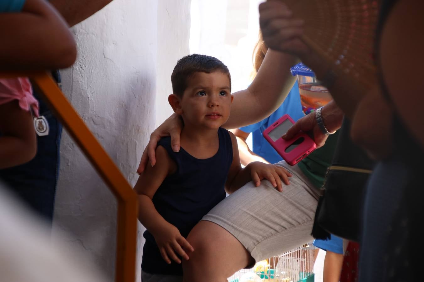 El popular barrio de 'San Roque' ha acogido, esta mañana, la primera jornada de su tradicional «velá». La cita ha comenzado con el despertar del barrio con repiques de campana y ha continuado con la tradicional ceremonia de la bendición de animales, los juegos infantiles, una gran tómbola y la fiesta de la espuma. 