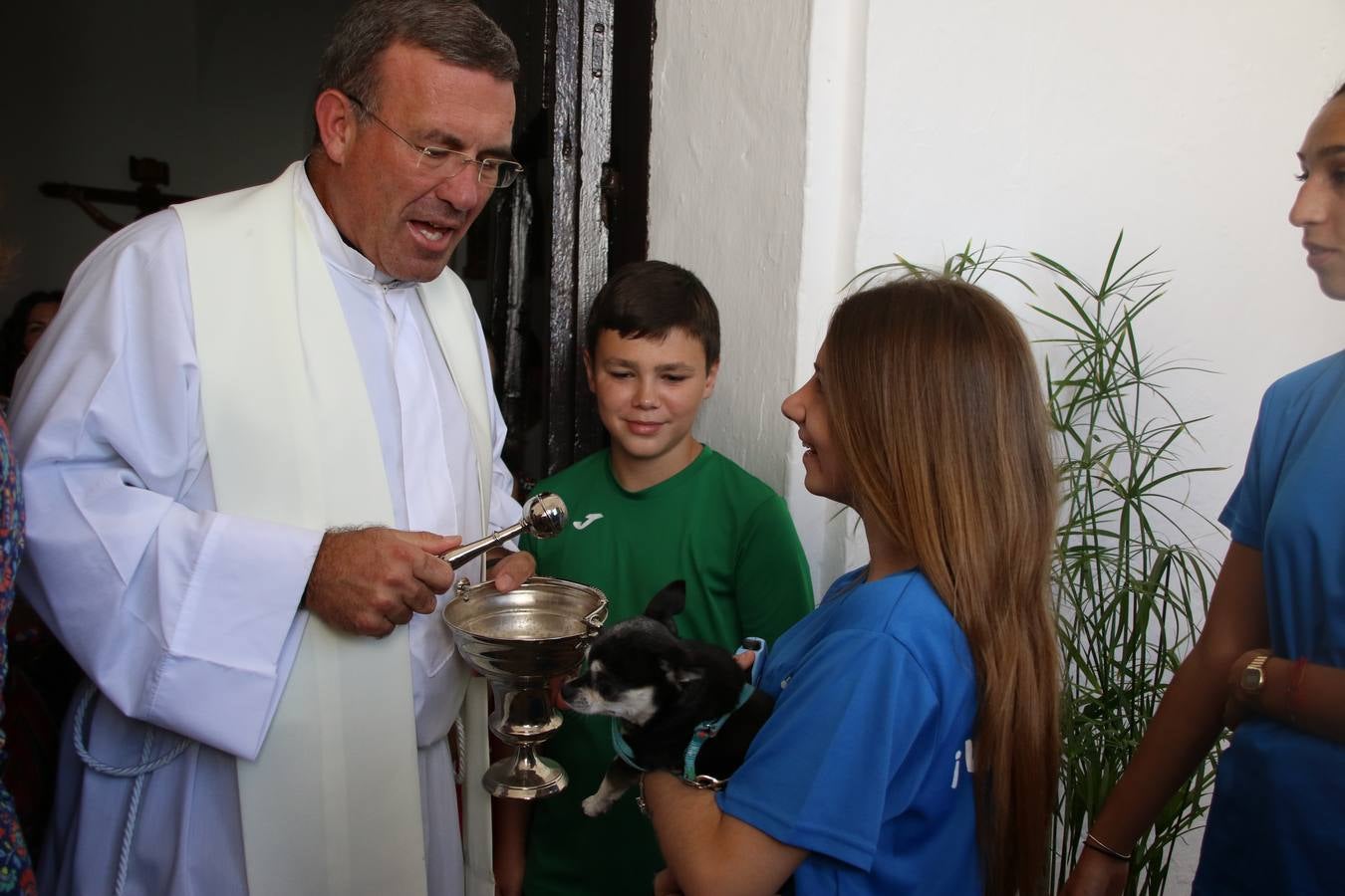El popular barrio de 'San Roque' ha acogido, esta mañana, la primera jornada de su tradicional «velá». La cita ha comenzado con el despertar del barrio con repiques de campana y ha continuado con la tradicional ceremonia de la bendición de animales, los juegos infantiles, una gran tómbola y la fiesta de la espuma. 