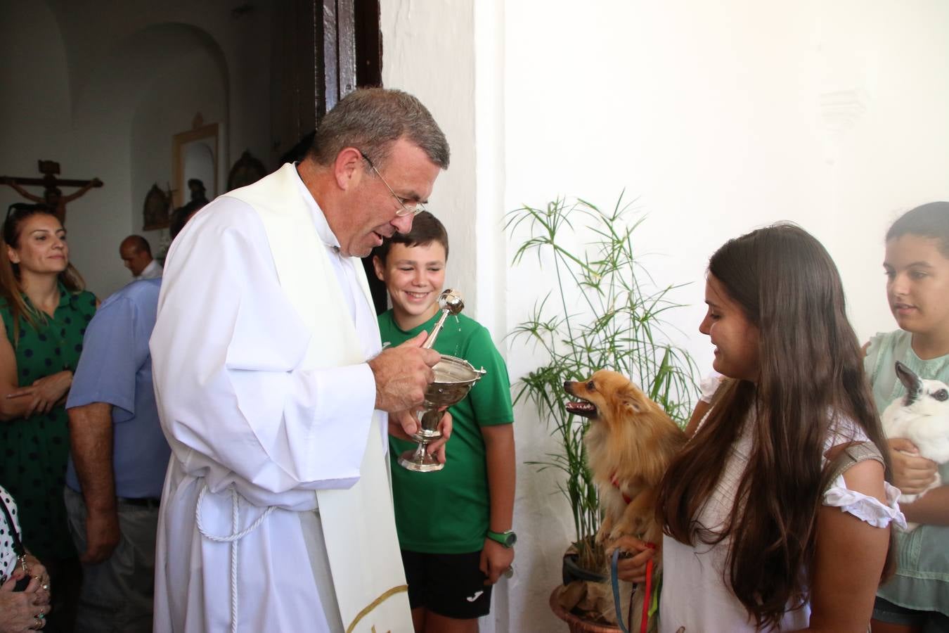 El popular barrio de 'San Roque' ha acogido, esta mañana, la primera jornada de su tradicional «velá». La cita ha comenzado con el despertar del barrio con repiques de campana y ha continuado con la tradicional ceremonia de la bendición de animales, los juegos infantiles, una gran tómbola y la fiesta de la espuma. 