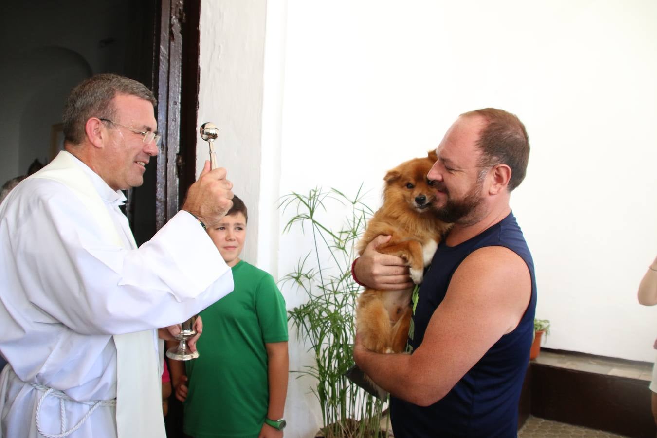 El popular barrio de 'San Roque' ha acogido, esta mañana, la primera jornada de su tradicional «velá». La cita ha comenzado con el despertar del barrio con repiques de campana y ha continuado con la tradicional ceremonia de la bendición de animales, los juegos infantiles, una gran tómbola y la fiesta de la espuma. 