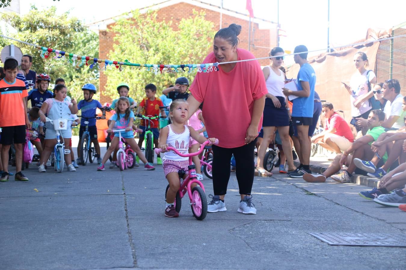 El popular barrio de 'San Roque' ha acogido, esta mañana, la primera jornada de su tradicional «velá». La cita ha comenzado con el despertar del barrio con repiques de campana y ha continuado con la tradicional ceremonia de la bendición de animales, los juegos infantiles, una gran tómbola y la fiesta de la espuma. 