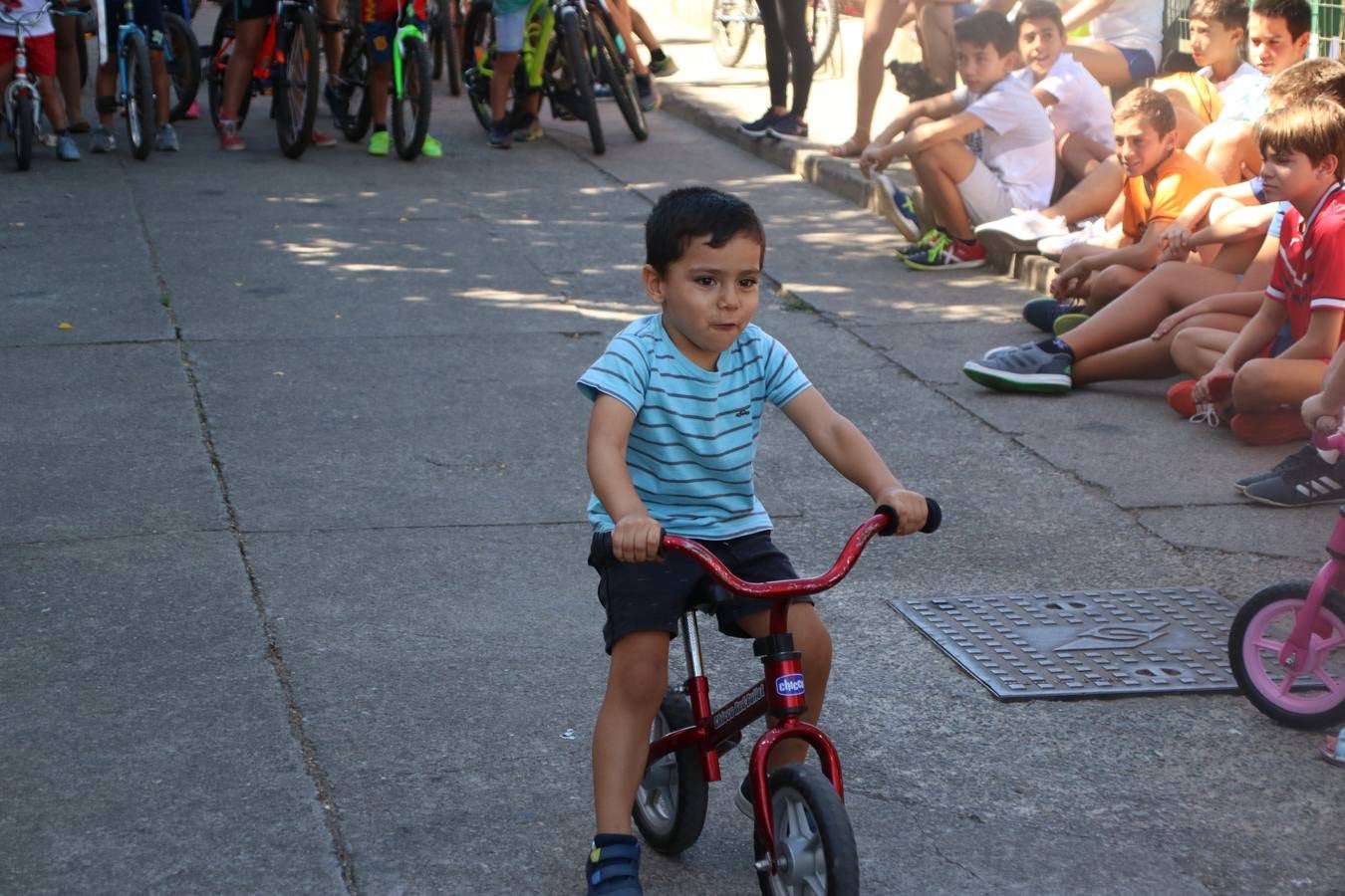 El popular barrio de 'San Roque' ha acogido, esta mañana, la primera jornada de su tradicional «velá». La cita ha comenzado con el despertar del barrio con repiques de campana y ha continuado con la tradicional ceremonia de la bendición de animales, los juegos infantiles, una gran tómbola y la fiesta de la espuma. 