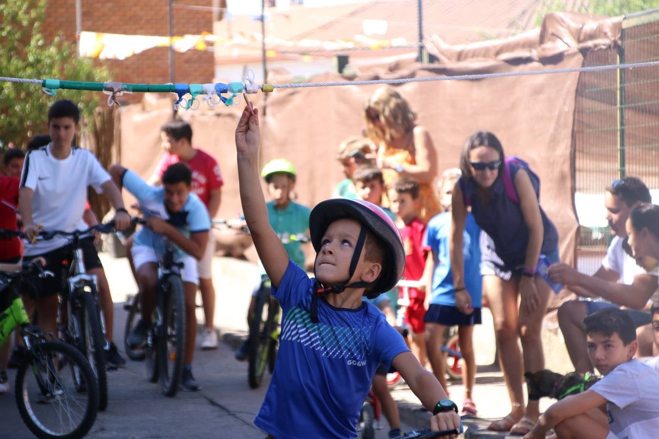 El popular barrio de 'San Roque' ha acogido, esta mañana, la primera jornada de su tradicional «velá». La cita ha comenzado con el despertar del barrio con repiques de campana y ha continuado con la tradicional ceremonia de la bendición de animales, los juegos infantiles, una gran tómbola y la fiesta de la espuma. 