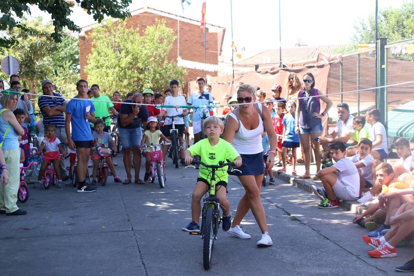El popular barrio de 'San Roque' ha acogido, esta mañana, la primera jornada de su tradicional «velá». La cita ha comenzado con el despertar del barrio con repiques de campana y ha continuado con la tradicional ceremonia de la bendición de animales, los juegos infantiles, una gran tómbola y la fiesta de la espuma. 