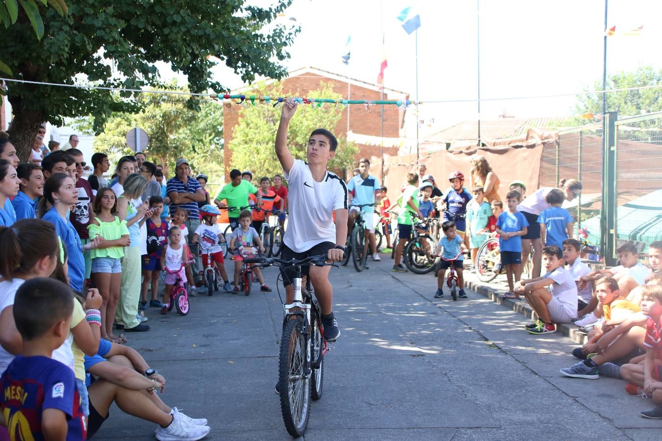 El popular barrio de 'San Roque' ha acogido, esta mañana, la primera jornada de su tradicional «velá». La cita ha comenzado con el despertar del barrio con repiques de campana y ha continuado con la tradicional ceremonia de la bendición de animales, los juegos infantiles, una gran tómbola y la fiesta de la espuma. 