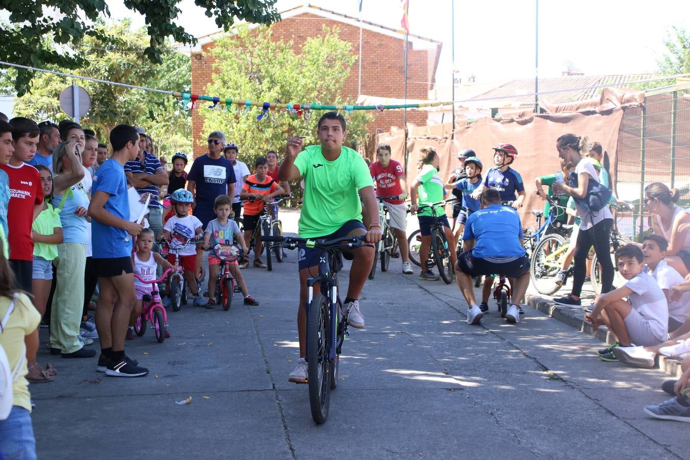 El popular barrio de 'San Roque' ha acogido, esta mañana, la primera jornada de su tradicional «velá». La cita ha comenzado con el despertar del barrio con repiques de campana y ha continuado con la tradicional ceremonia de la bendición de animales, los juegos infantiles, una gran tómbola y la fiesta de la espuma. 
