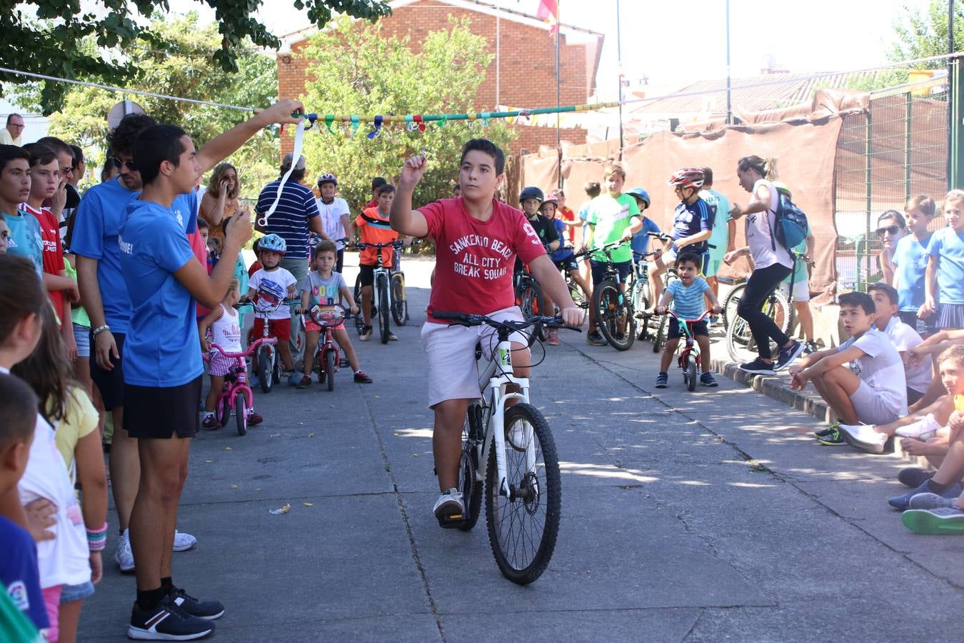 El popular barrio de 'San Roque' ha acogido, esta mañana, la primera jornada de su tradicional «velá». La cita ha comenzado con el despertar del barrio con repiques de campana y ha continuado con la tradicional ceremonia de la bendición de animales, los juegos infantiles, una gran tómbola y la fiesta de la espuma. 