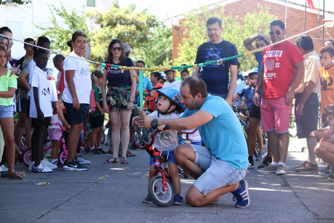 El popular barrio de 'San Roque' ha acogido, esta mañana, la primera jornada de su tradicional «velá». La cita ha comenzado con el despertar del barrio con repiques de campana y ha continuado con la tradicional ceremonia de la bendición de animales, los juegos infantiles, una gran tómbola y la fiesta de la espuma. 