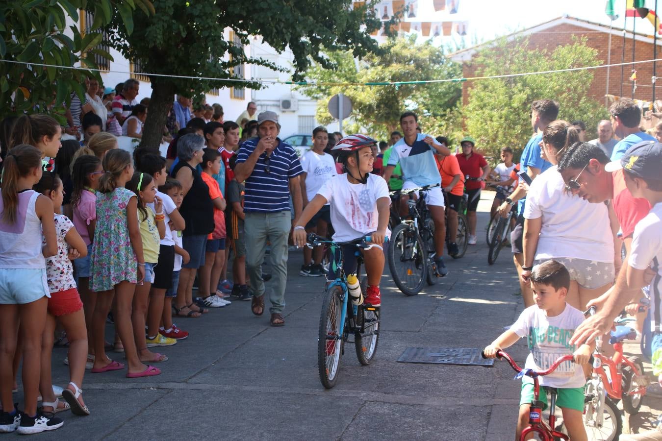 El popular barrio de 'San Roque' ha acogido, esta mañana, la primera jornada de su tradicional «velá». La cita ha comenzado con el despertar del barrio con repiques de campana y ha continuado con la tradicional ceremonia de la bendición de animales, los juegos infantiles, una gran tómbola y la fiesta de la espuma. 