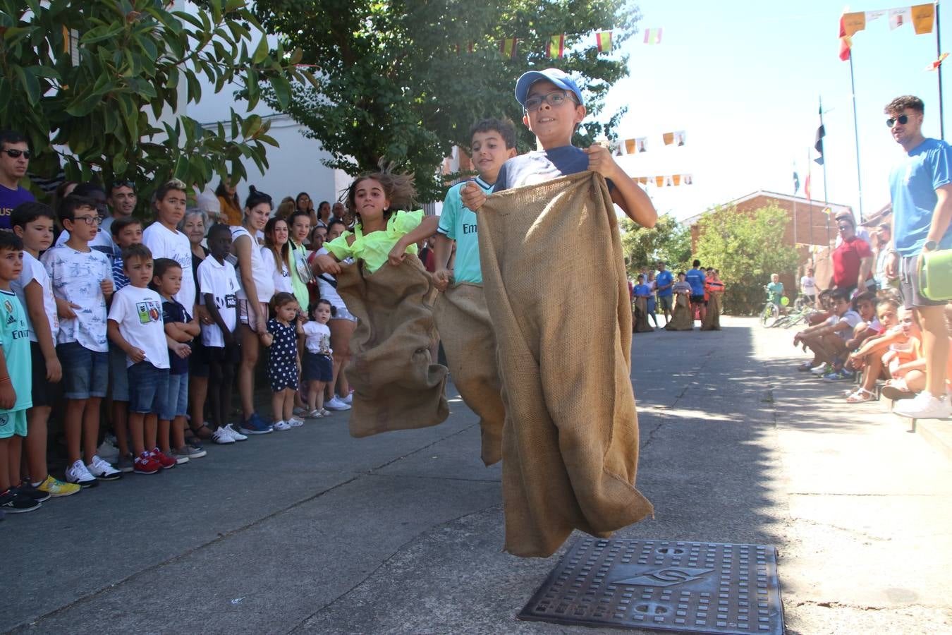 El popular barrio de 'San Roque' ha acogido, esta mañana, la primera jornada de su tradicional «velá». La cita ha comenzado con el despertar del barrio con repiques de campana y ha continuado con la tradicional ceremonia de la bendición de animales, los juegos infantiles, una gran tómbola y la fiesta de la espuma. 