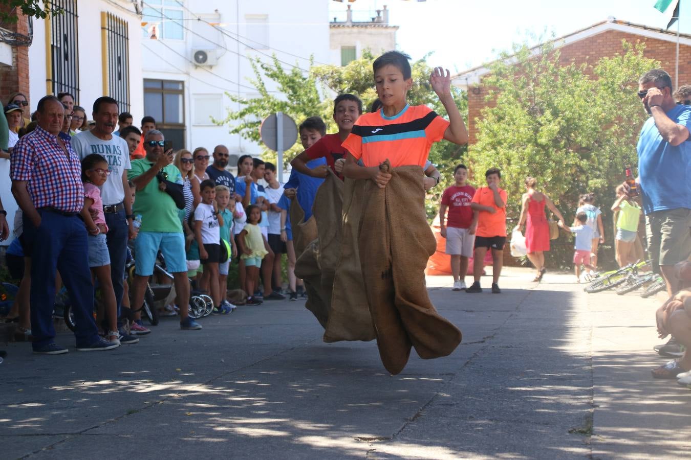 El popular barrio de 'San Roque' ha acogido, esta mañana, la primera jornada de su tradicional «velá». La cita ha comenzado con el despertar del barrio con repiques de campana y ha continuado con la tradicional ceremonia de la bendición de animales, los juegos infantiles, una gran tómbola y la fiesta de la espuma. 