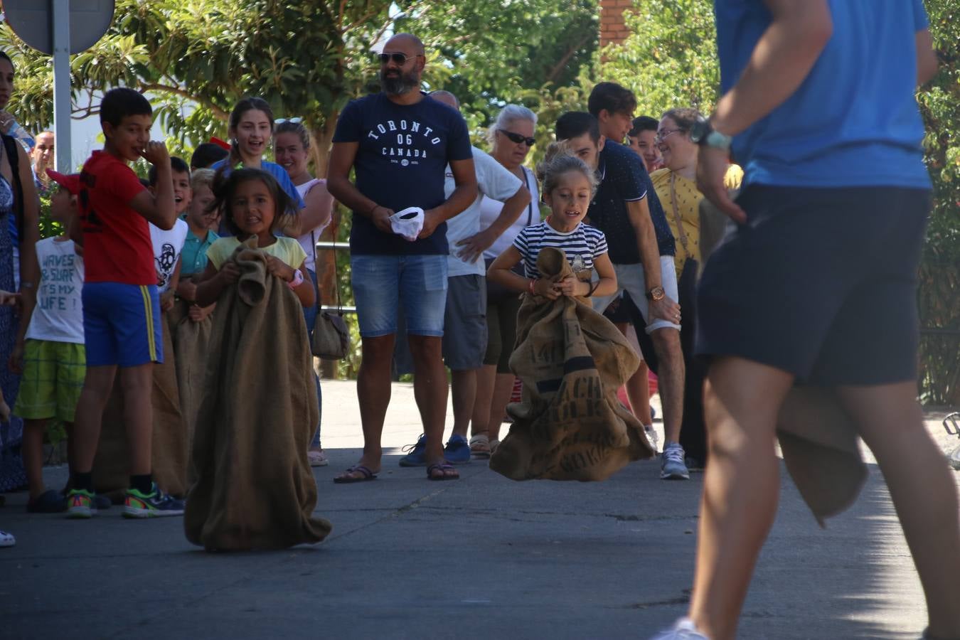 El popular barrio de 'San Roque' ha acogido, esta mañana, la primera jornada de su tradicional «velá». La cita ha comenzado con el despertar del barrio con repiques de campana y ha continuado con la tradicional ceremonia de la bendición de animales, los juegos infantiles, una gran tómbola y la fiesta de la espuma. 