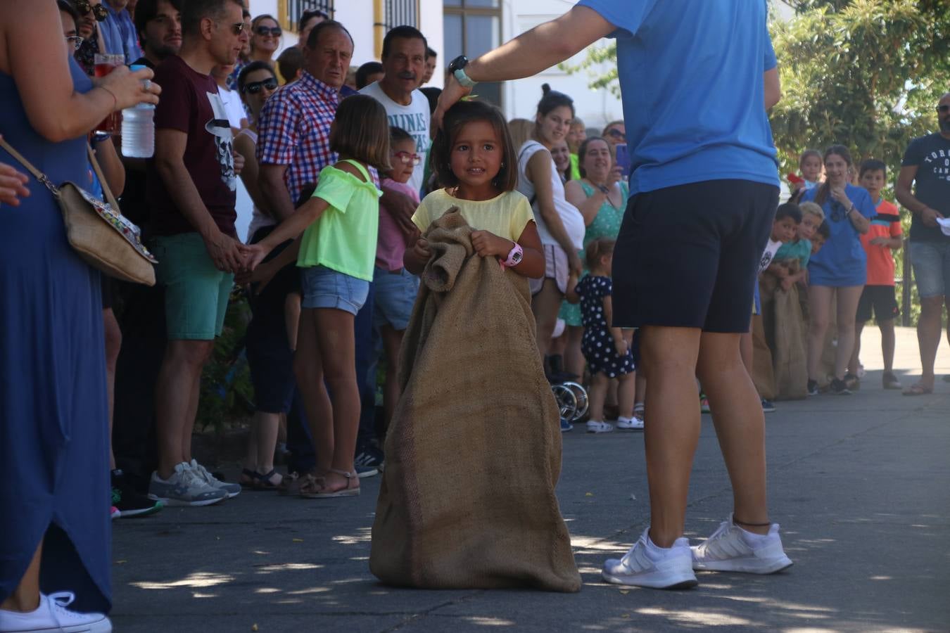 El popular barrio de 'San Roque' ha acogido, esta mañana, la primera jornada de su tradicional «velá». La cita ha comenzado con el despertar del barrio con repiques de campana y ha continuado con la tradicional ceremonia de la bendición de animales, los juegos infantiles, una gran tómbola y la fiesta de la espuma. 