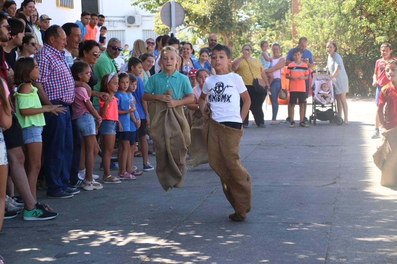 El popular barrio de 'San Roque' ha acogido, esta mañana, la primera jornada de su tradicional «velá». La cita ha comenzado con el despertar del barrio con repiques de campana y ha continuado con la tradicional ceremonia de la bendición de animales, los juegos infantiles, una gran tómbola y la fiesta de la espuma. 