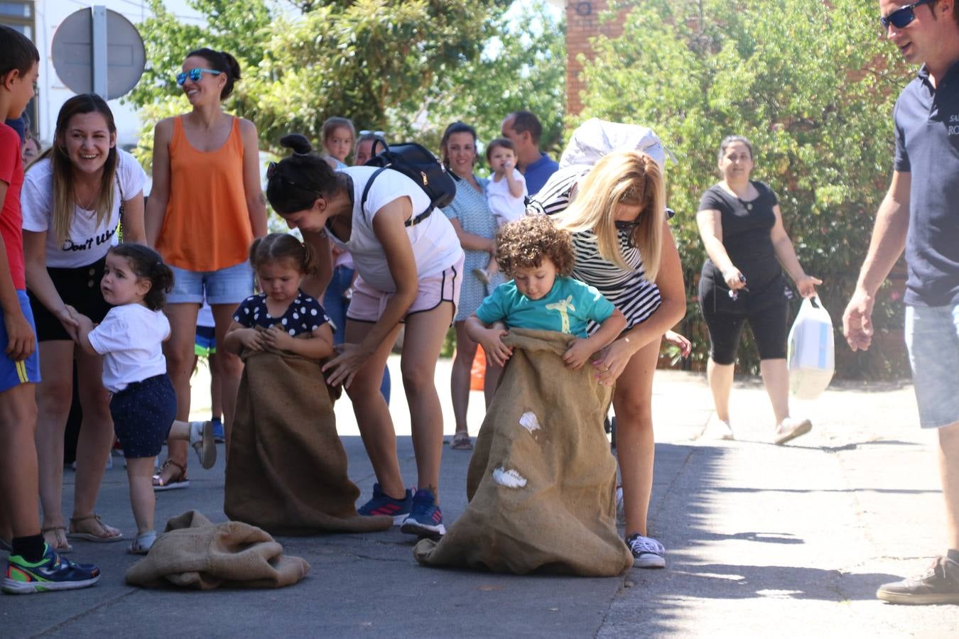 El popular barrio de 'San Roque' ha acogido, esta mañana, la primera jornada de su tradicional «velá». La cita ha comenzado con el despertar del barrio con repiques de campana y ha continuado con la tradicional ceremonia de la bendición de animales, los juegos infantiles, una gran tómbola y la fiesta de la espuma. 