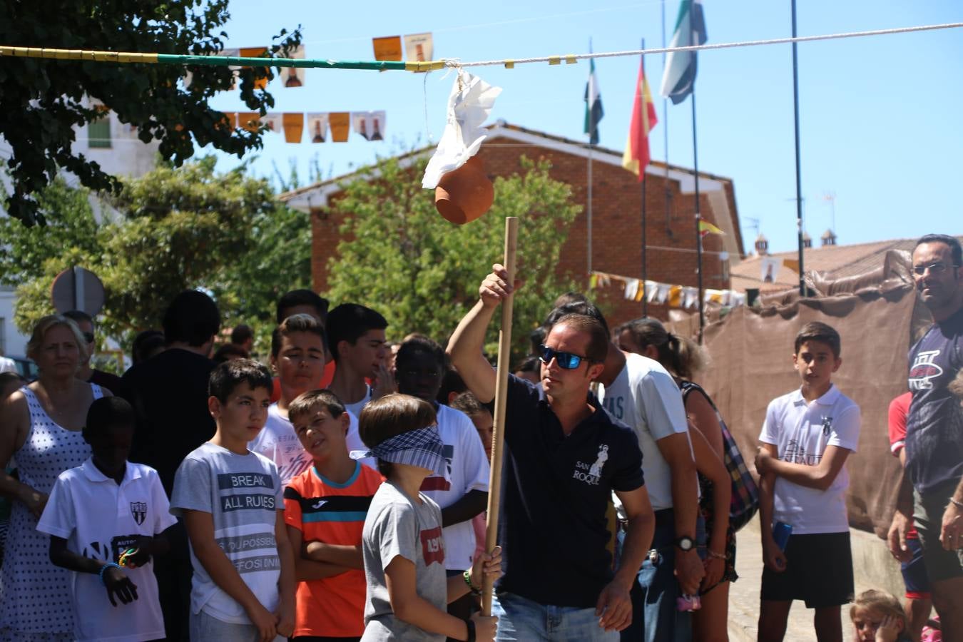 El popular barrio de 'San Roque' ha acogido, esta mañana, la primera jornada de su tradicional «velá». La cita ha comenzado con el despertar del barrio con repiques de campana y ha continuado con la tradicional ceremonia de la bendición de animales, los juegos infantiles, una gran tómbola y la fiesta de la espuma. 