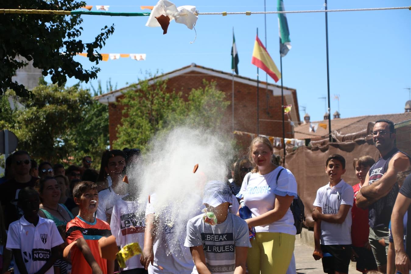 El popular barrio de 'San Roque' ha acogido, esta mañana, la primera jornada de su tradicional «velá». La cita ha comenzado con el despertar del barrio con repiques de campana y ha continuado con la tradicional ceremonia de la bendición de animales, los juegos infantiles, una gran tómbola y la fiesta de la espuma. 
