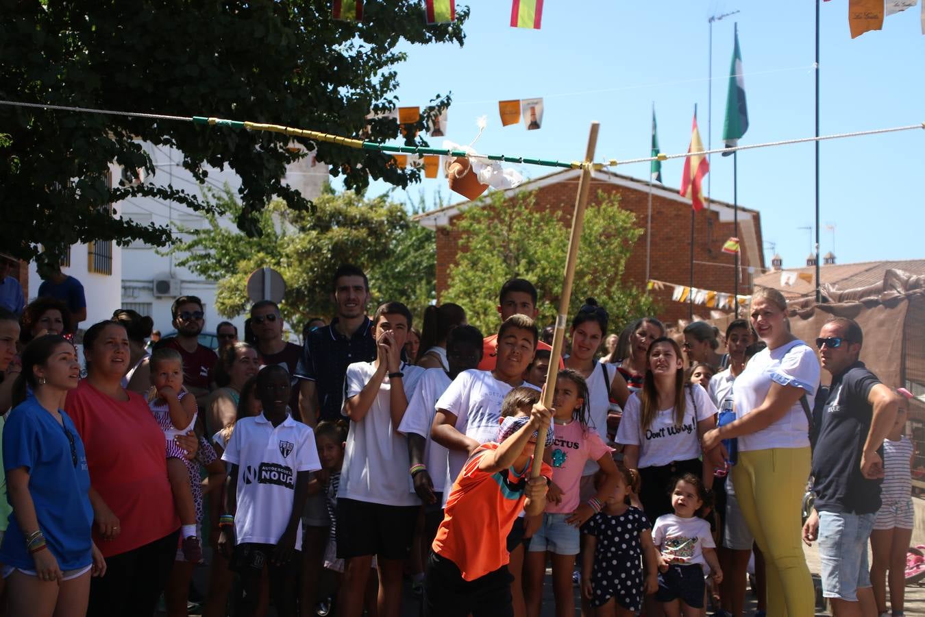 El popular barrio de 'San Roque' ha acogido, esta mañana, la primera jornada de su tradicional «velá». La cita ha comenzado con el despertar del barrio con repiques de campana y ha continuado con la tradicional ceremonia de la bendición de animales, los juegos infantiles, una gran tómbola y la fiesta de la espuma. 