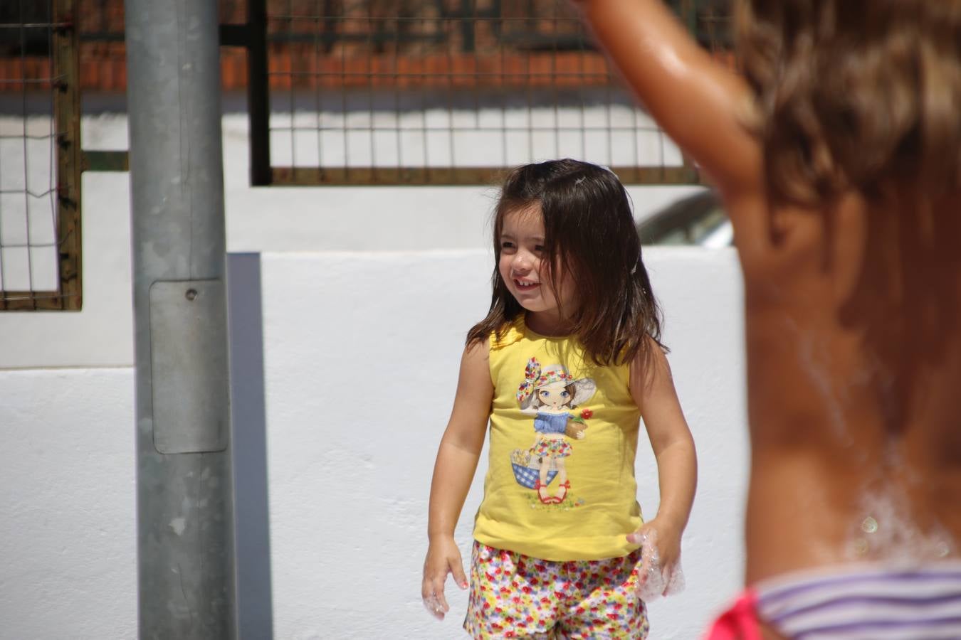 El popular barrio de 'San Roque' ha acogido, esta mañana, la primera jornada de su tradicional «velá». La cita ha comenzado con el despertar del barrio con repiques de campana y ha continuado con la tradicional ceremonia de la bendición de animales, los juegos infantiles, una gran tómbola y la fiesta de la espuma. 