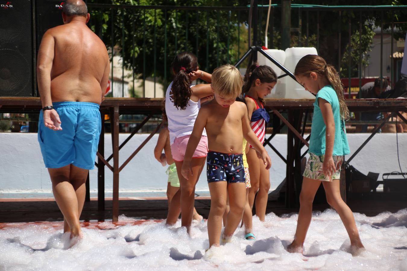 El popular barrio de 'San Roque' ha acogido, esta mañana, la primera jornada de su tradicional «velá». La cita ha comenzado con el despertar del barrio con repiques de campana y ha continuado con la tradicional ceremonia de la bendición de animales, los juegos infantiles, una gran tómbola y la fiesta de la espuma. 