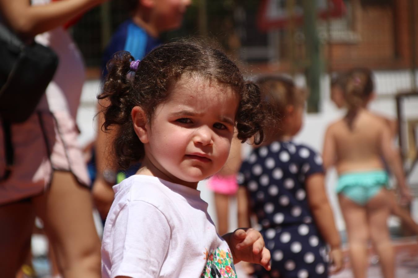 El popular barrio de 'San Roque' ha acogido, esta mañana, la primera jornada de su tradicional «velá». La cita ha comenzado con el despertar del barrio con repiques de campana y ha continuado con la tradicional ceremonia de la bendición de animales, los juegos infantiles, una gran tómbola y la fiesta de la espuma. 