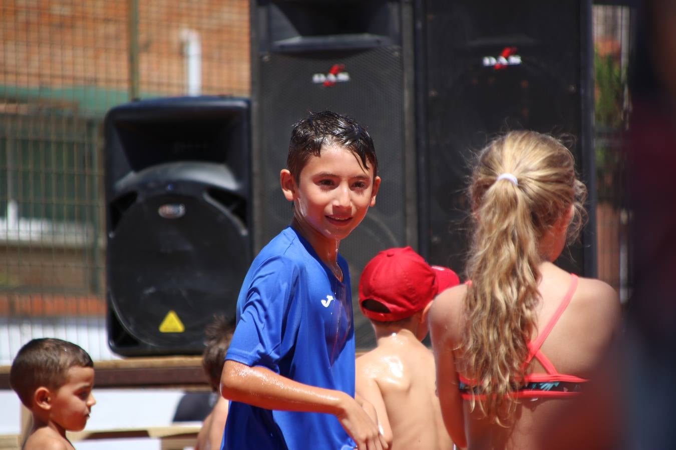 El popular barrio de 'San Roque' ha acogido, esta mañana, la primera jornada de su tradicional «velá». La cita ha comenzado con el despertar del barrio con repiques de campana y ha continuado con la tradicional ceremonia de la bendición de animales, los juegos infantiles, una gran tómbola y la fiesta de la espuma. 