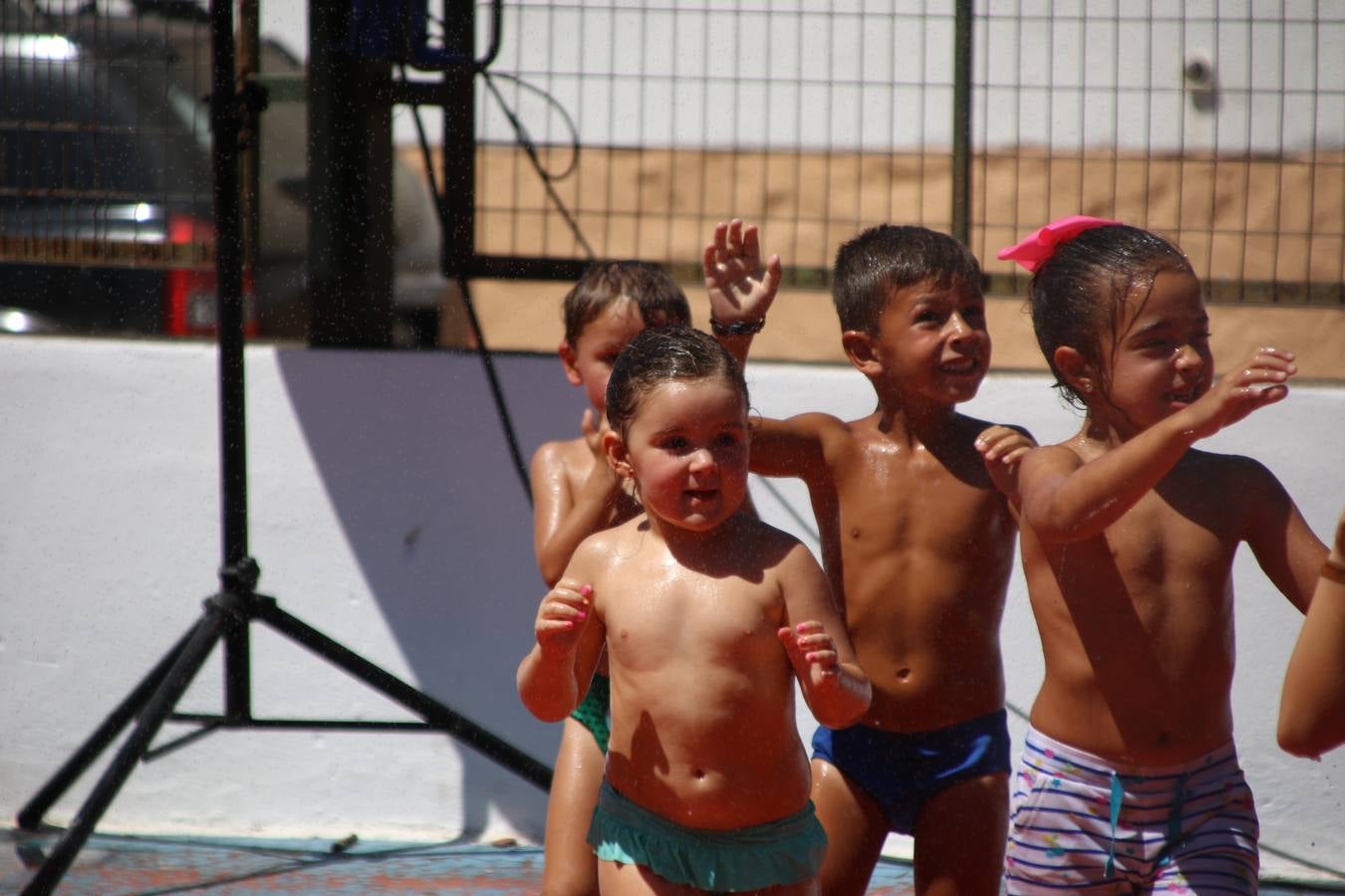 El popular barrio de 'San Roque' ha acogido, esta mañana, la primera jornada de su tradicional «velá». La cita ha comenzado con el despertar del barrio con repiques de campana y ha continuado con la tradicional ceremonia de la bendición de animales, los juegos infantiles, una gran tómbola y la fiesta de la espuma. 