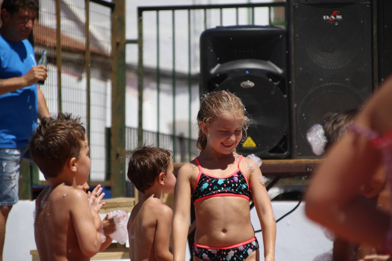 El popular barrio de 'San Roque' ha acogido, esta mañana, la primera jornada de su tradicional «velá». La cita ha comenzado con el despertar del barrio con repiques de campana y ha continuado con la tradicional ceremonia de la bendición de animales, los juegos infantiles, una gran tómbola y la fiesta de la espuma. 