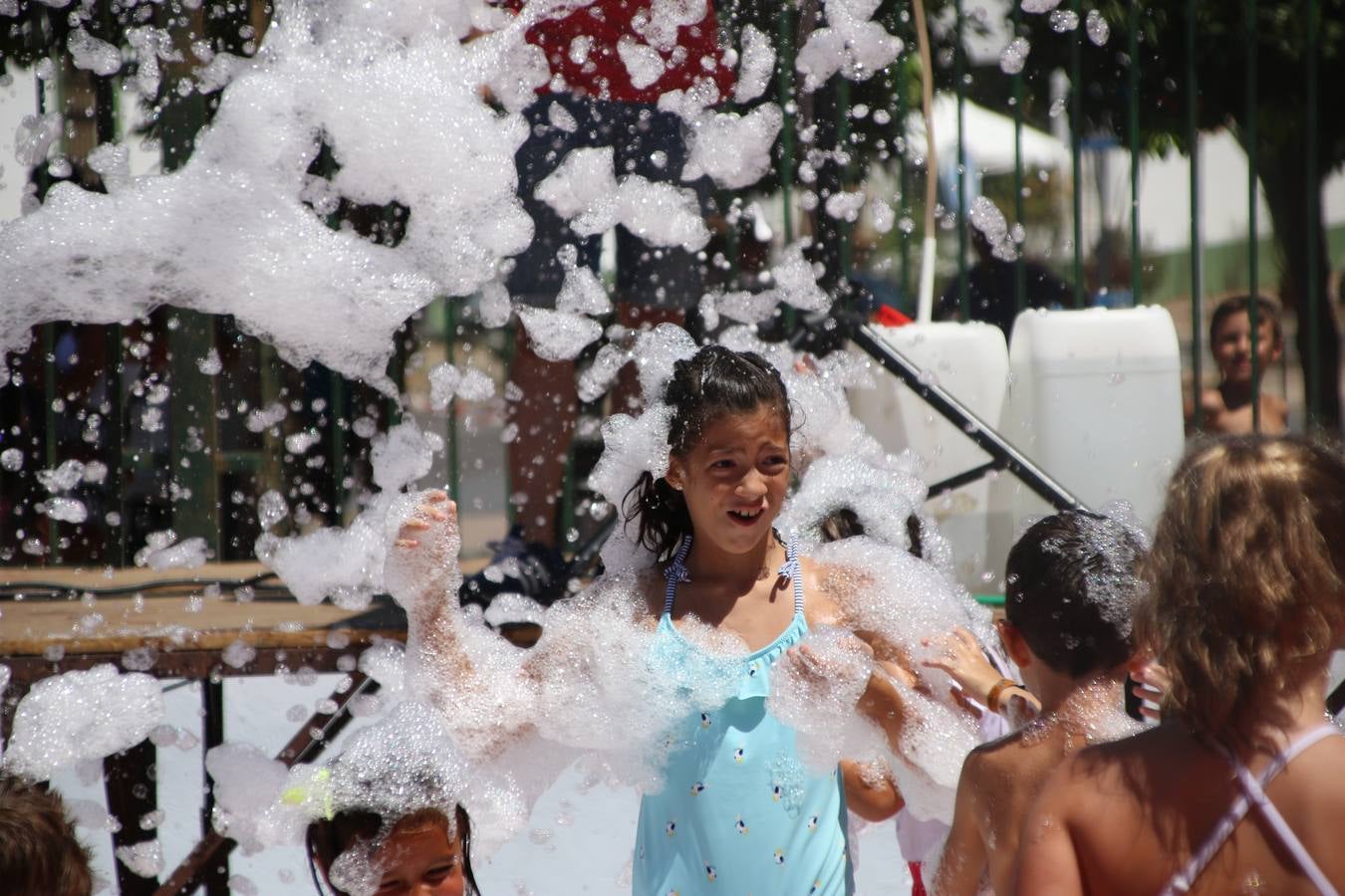 El popular barrio de 'San Roque' ha acogido, esta mañana, la primera jornada de su tradicional «velá». La cita ha comenzado con el despertar del barrio con repiques de campana y ha continuado con la tradicional ceremonia de la bendición de animales, los juegos infantiles, una gran tómbola y la fiesta de la espuma. 