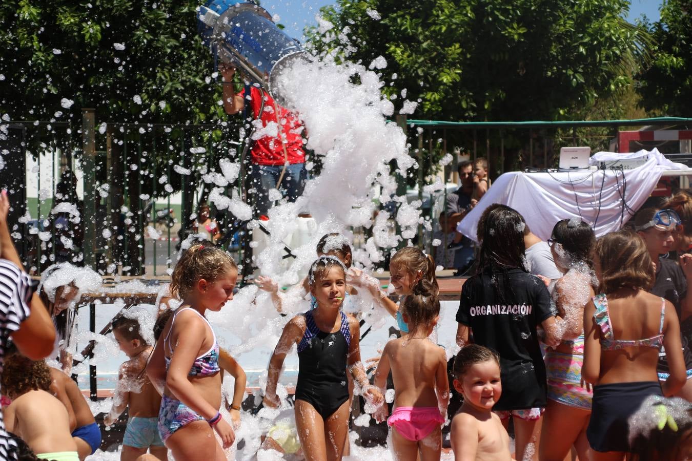 El popular barrio de 'San Roque' ha acogido, esta mañana, la primera jornada de su tradicional «velá». La cita ha comenzado con el despertar del barrio con repiques de campana y ha continuado con la tradicional ceremonia de la bendición de animales, los juegos infantiles, una gran tómbola y la fiesta de la espuma. 