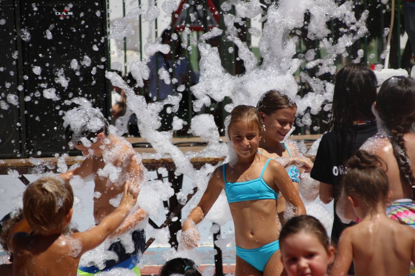 El popular barrio de 'San Roque' ha acogido, esta mañana, la primera jornada de su tradicional «velá». La cita ha comenzado con el despertar del barrio con repiques de campana y ha continuado con la tradicional ceremonia de la bendición de animales, los juegos infantiles, una gran tómbola y la fiesta de la espuma. 