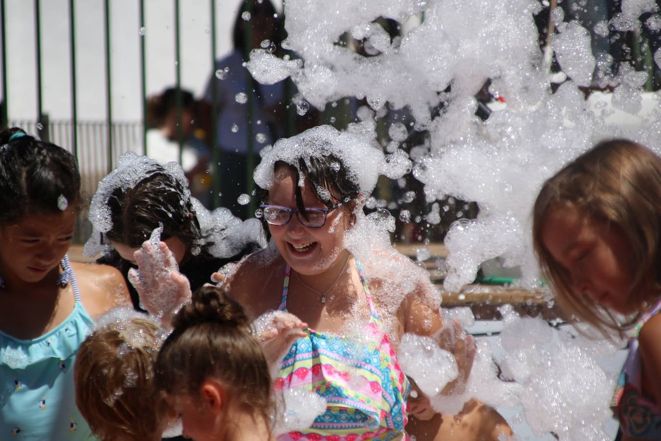 El popular barrio de 'San Roque' ha acogido, esta mañana, la primera jornada de su tradicional «velá». La cita ha comenzado con el despertar del barrio con repiques de campana y ha continuado con la tradicional ceremonia de la bendición de animales, los juegos infantiles, una gran tómbola y la fiesta de la espuma. 
